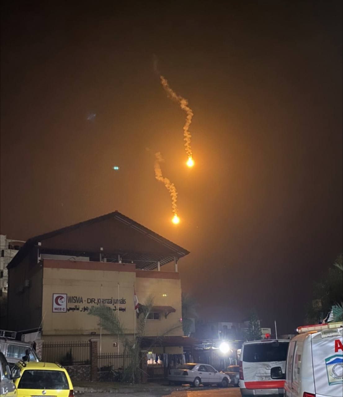 الاحتلال يطلق قنابل الانارة في محيط المستشفى الإندونيسي